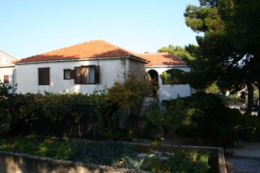 Apartments with a parking space Mirca, Brac - 729